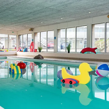 With Shared Kitchen In 別荘